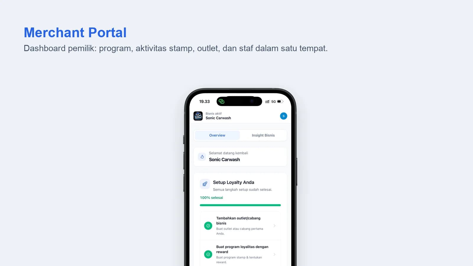 Tampilan Merchant Portal CatchApp di ponsel — dashboard pemilik berisi ringkasan program loyalty, progres setup, serta menu outlet dan staf