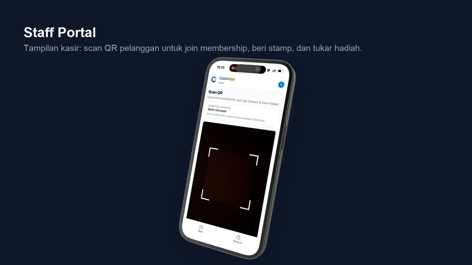 Tampilan Staff Portal CatchApp di ponsel — layar kasir "Scan QR" untuk memindai QR pelanggan, lalu memberi stamp dan menukar hadiah